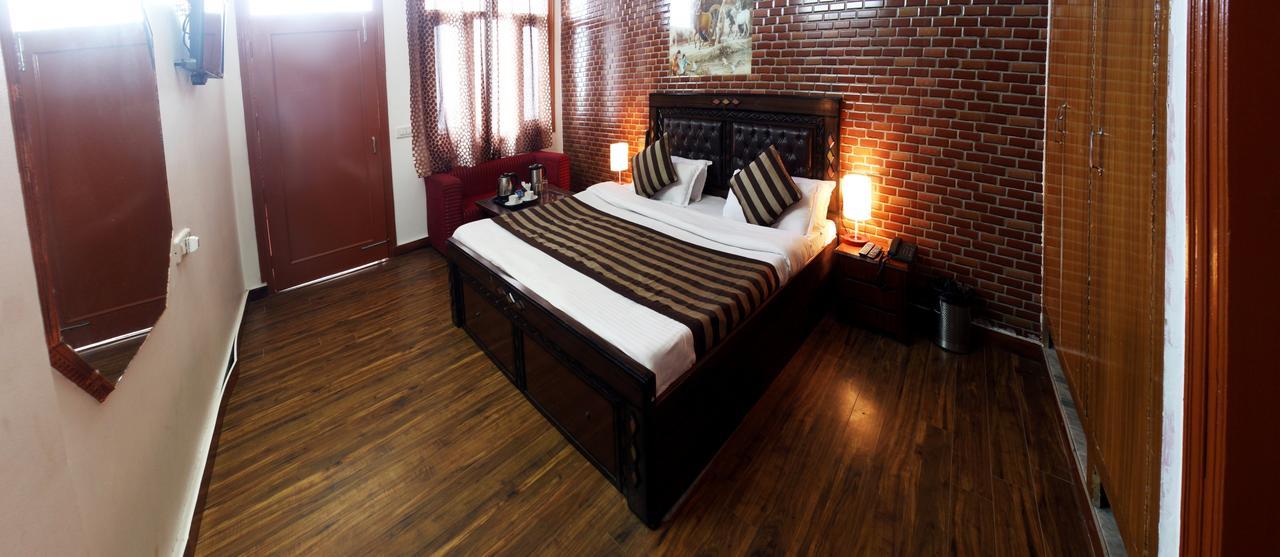 Divyansh Hotel Dharamshala Esterno foto